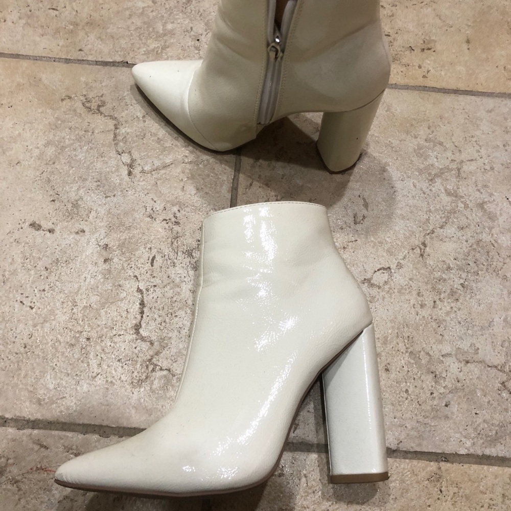 Pointed Toe Ankle Booties in White. SIZE 7